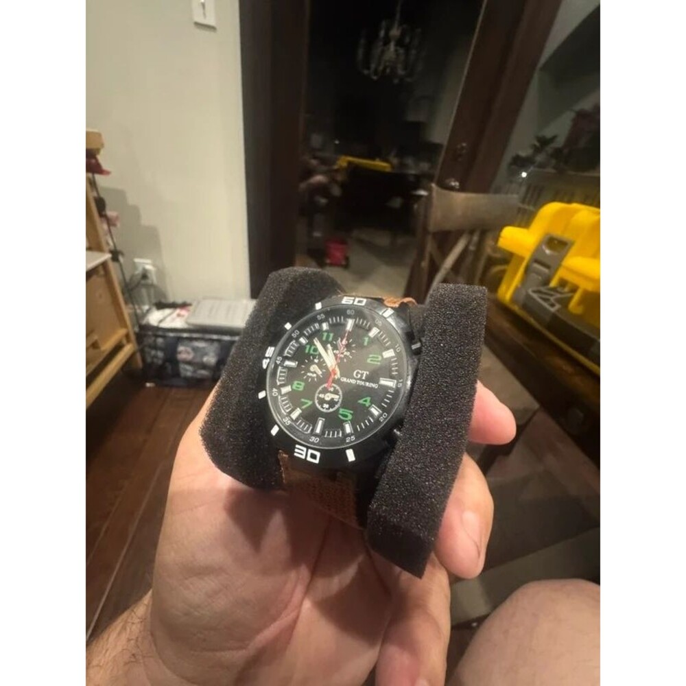 Military style minimalist watch with nylon band